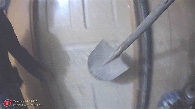 南新派出所所長謝旻廷當機立斷拿起一旁圓鍬撬開房門。（水上分局提供∕呂妍庭嘉義傳真）