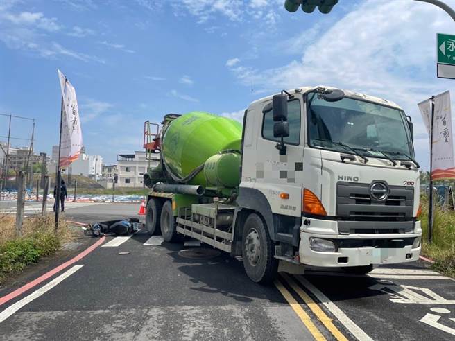 永康区21日发生一辆水泥预拌车右转时撞上直行机车，造成机车骑士送医伤重不治。（读者提供／曹婷婷台南传真）