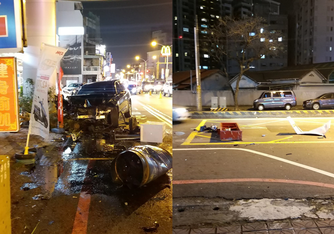 台南市東區東門路三段21日晚間，一輛黑色BMW休旅車自撞展售中的自小客車，路面散落車殼與樹枝，一片狼藉。（翻攝臉書社團《爆廢公社公開版》）