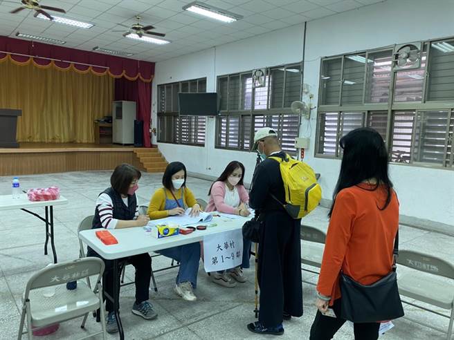 花莲光復乡继秀林乡、丰滨乡陆续普发乡民防疫礼金，今起分为4天，普发现金1000元，补贴乡民购置防疫用品，共逾1.2万人受惠。（光復乡公所提供／罗亦晽花莲传真）