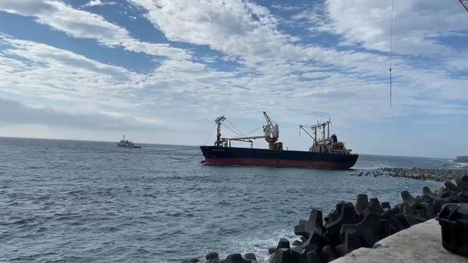 贝里斯籍货轮搁浅台东富冈渔港已14天，22日终于脱困。（民眾提供／蔡旻妤台东传真）