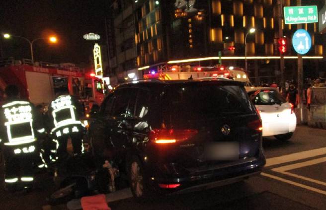 昨21日晚间9时许，于公益路精诚路口发生一起死亡车祸，女骑士伤重不治。（警方提供）