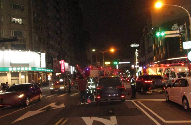昨21日晚间9时许，于公益路精诚路口发生一起死亡车祸，女骑士伤重不治。（警方提供）