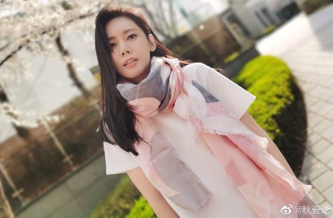 韩流女星秋瓷炫转往中国发展演艺事业，相当走红的她，却因泡麵的配菜中译问题热怒韩国网友。(翻摄自秋瓷炫微博)