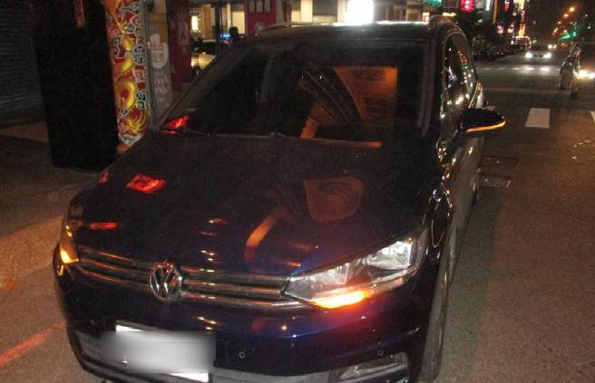 压到女骑士的轿车。（警方提供）