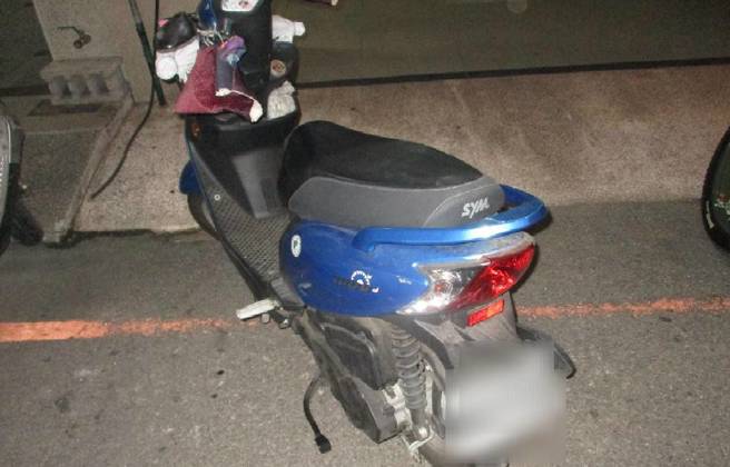 女骑士下班骑的机车。（警方提供）