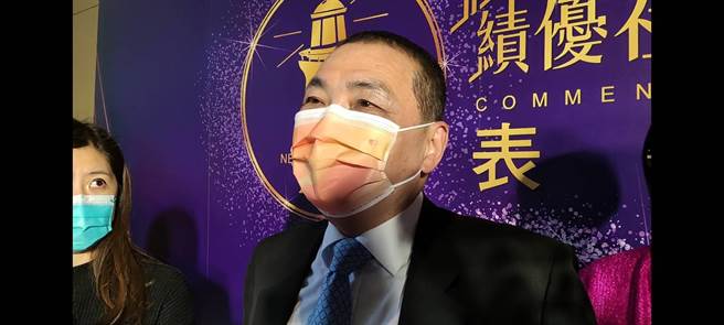 侯友宜今出席新新北市長笑言，歲月催人老，長相跟他現在有很大的差異。（陳慰慈攝）