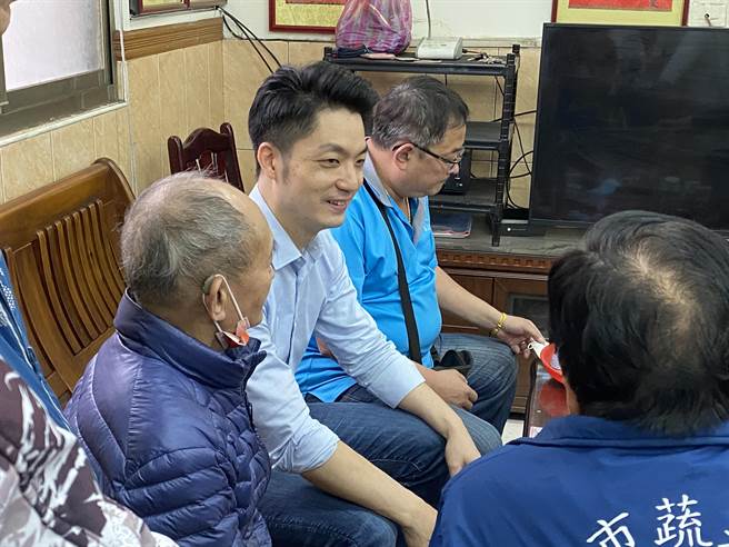 蒋万安说，强力监督政府，帮民眾发声，话锋一转，他再呛频频停电，民眾的焦虑感来自于对政府的不信任，行政院从阁揆到部长，都没办法拿出具体的解决方案。（游念育摄）