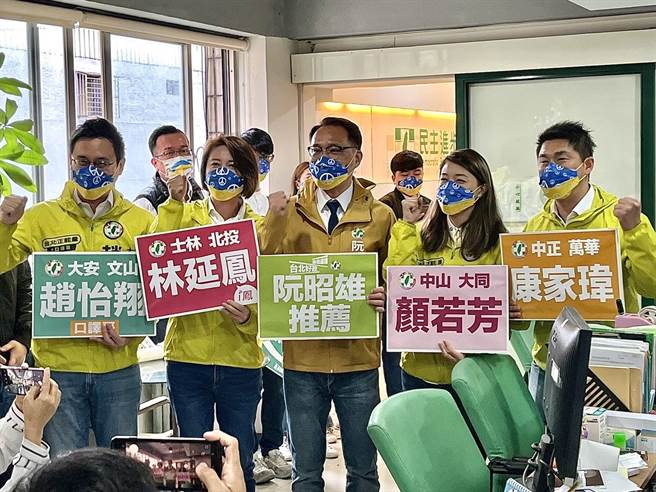 阮昭雄率领4名参选人共同登记。（黄可昀摄）
