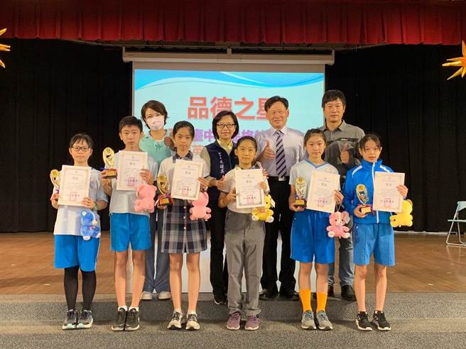 台中市品格教育协会与大墩国小合办「品德之星」表扬活动。（台中市议员朱暖英提供／卢金足台中传真）