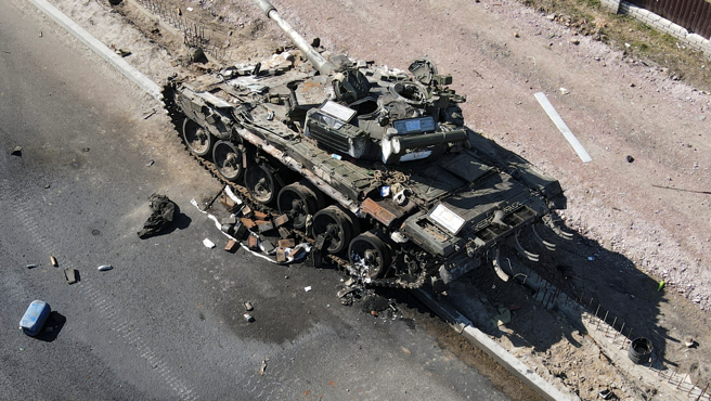 烧得焦黑的俄军坦克残骸3月20日被弃置在乌克兰首都基辅前线。（路透）