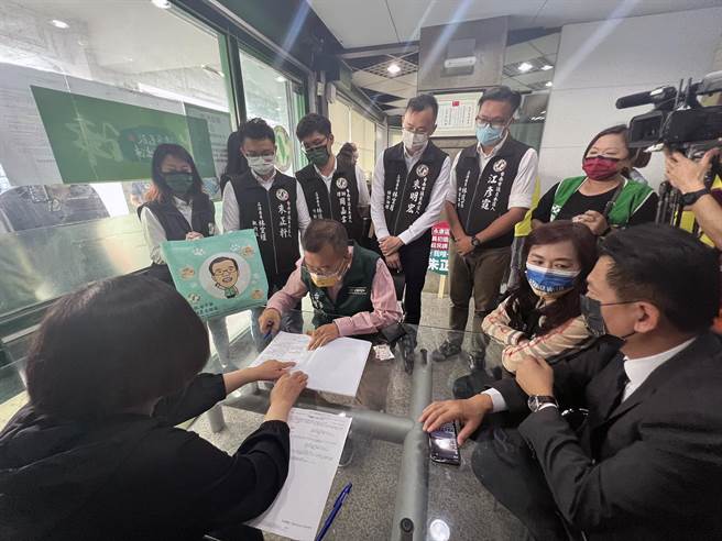 民进党台南市立委林俊宪、林宜瑾陪同8名该党台南市议员参选人前往市党部登记。（洪荣志摄）