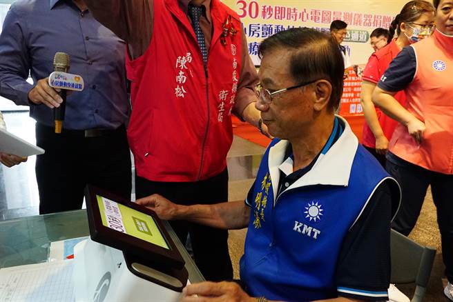 14台的30秒即时心电图量测仪器，拥有AI配备能即时显示筛检结果，并他配置会辅助系统，检测玩的结果会即时传到云端判读。（吴建辉摄）
