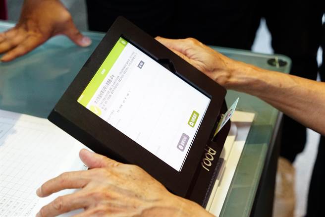 县长林明溱也在现场实测，30秒测出没有心房颤动问题，是机器认证的「好心人」。（吴建辉摄）