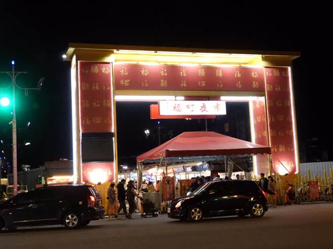 疫情受到控制，民眾把握假期出門踏青，清明4天連假將至，花蓮旅館、民宿連假前2日住房率均突破8成5，知名景點東大門夜市攤商也將抓緊機會，多備料迎接大批旅遊人潮，盼能衝高業績。（羅亦晽攝）