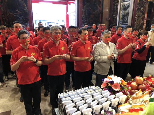 大甲鎮瀾宮董事長顏清標（左四）今天與旺旺集團宜蘭食品及水神幹部，一起祈求媽祖保佑全民平安健康。（陳世宗攝）