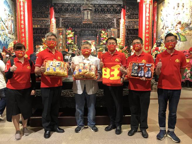 旺旺集團宜蘭食品及水神事業部代表，今天到鎮瀾宮為旺旺旗下的系列產品進行過爐儀式。（陳世宗攝）