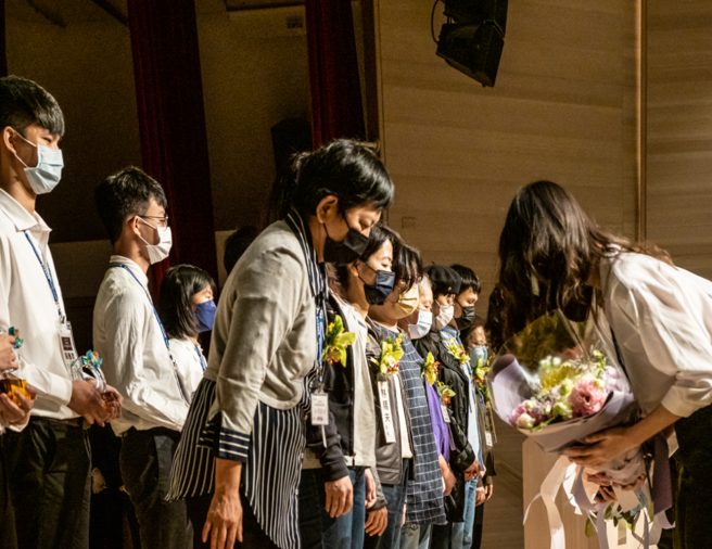 北醫學生向大體老師的家屬們表達感謝。（北醫大提供）