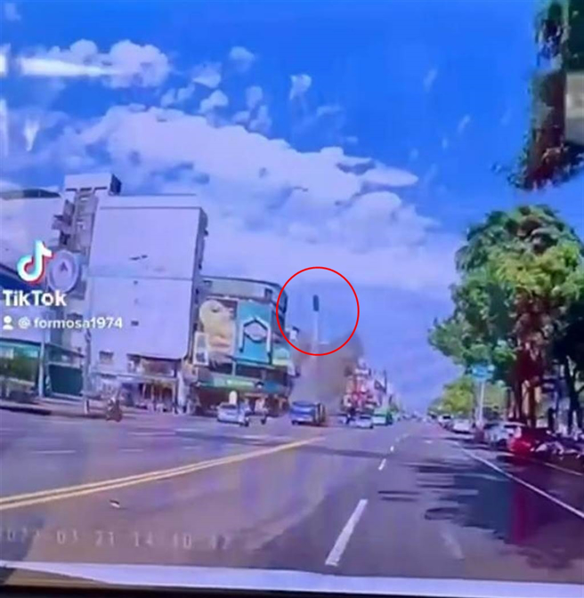 货车载乙炔空瓶，半路喷飞像火箭升空6楼高。（翻摄自南部记者爆料网／石秀华高雄传真）