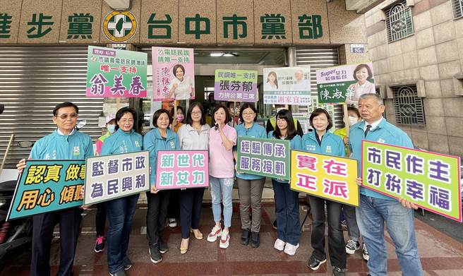 立委何欣純（中）強調，初選登記的參選人，過去都與她並肩作戰，培養出戰鬥力。（市議員邱素貞服務處提供）