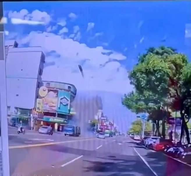 高雄市建工路上，储存槽爆炸，钢瓶喷飞4层楼高。（记者爆料网LINE社群）