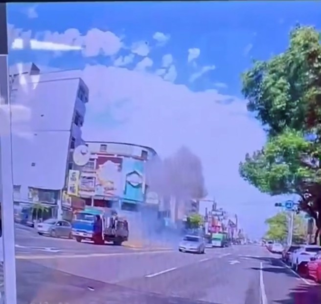 高雄市建工路上，储存槽爆炸，钢瓶喷飞4层楼高。（记者爆料网LINE社群）
