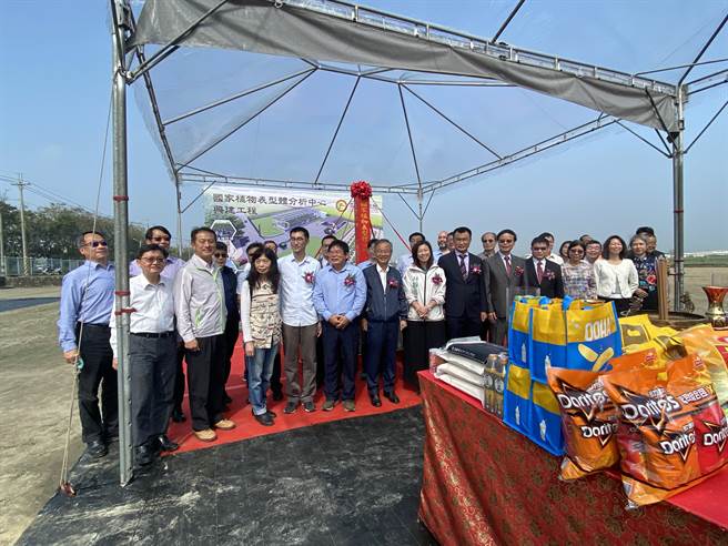 農委會農試所在台中霧峰打造「國家植物表型體分析中心」打造智慧快速精準耐候栽培及育種平台，該中心22日盛大動土。（馮惠宜攝）