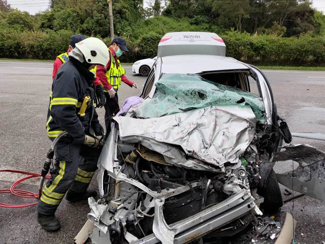 消防人員將受困傷者救出。（翻攝照片／李京昇苗栗傳真）