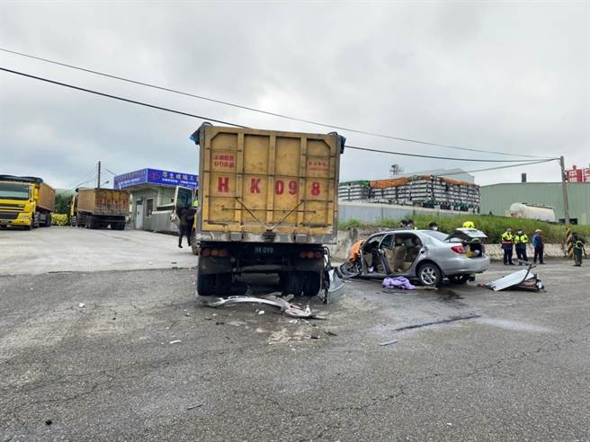 小轎車與砂石車相撞。（翻攝照片／李京昇苗栗傳真）