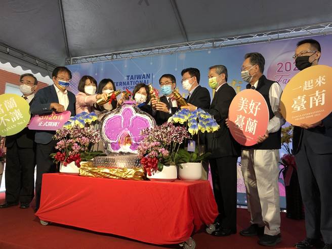 台南市长黄伟哲今天和民进党立委赖惠员、郭国文、黄秀芳、陈莹、邱泰源、吴玉琴，以及农粮署长胡忠一等人，一同在立法院康园前，宣布睽违2年后的台湾国际兰展，即将在3月26日至4月5日在台南后壁兰花生技科学园区盛大登场，引人注目的是，有株利用奈米科技喷上乌克兰国旗顏色。（赵婉淳摄）
