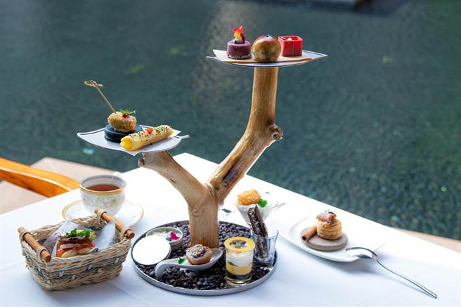 九米挑高的露天风吕，浸泡于冷、热池当中的多重享受，可尽情使用石板浴、蒸气室与桑拿等设施。（北投丽禧温泉酒店提供） 