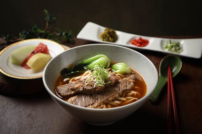 延续冬季畅销热度，一位难求的丽禧下午茶搭配独立汤屋，双人售价3