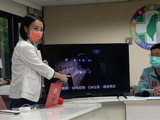 台北捷运手扶梯失速意外震惊各界，但同日轨道起火案却不见官方对外说明，市议员简舒培今拿出监视影片还原现场情况。（黄婉婷摄）