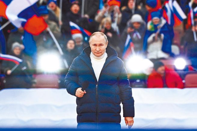 俄軍在烏克蘭的攻勢進展緩慢，俄羅斯總統普丁18日卻現身莫斯科足球場的慶祝集會，除了紀念克里米亞回歸俄國8周年之外，也高呼在烏克蘭的軍事行動將會勝利。（俄羅斯衛星社照片）