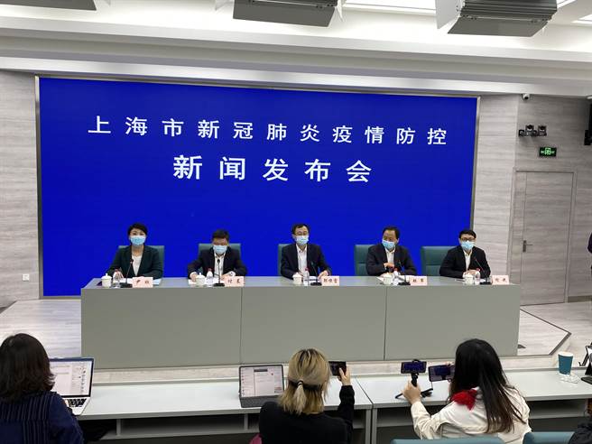上海市22日举行疫情防控工作记者会，为什么上海无症状感染者居多？与病原学特点、人体抵抗力等有关。（观察者网）