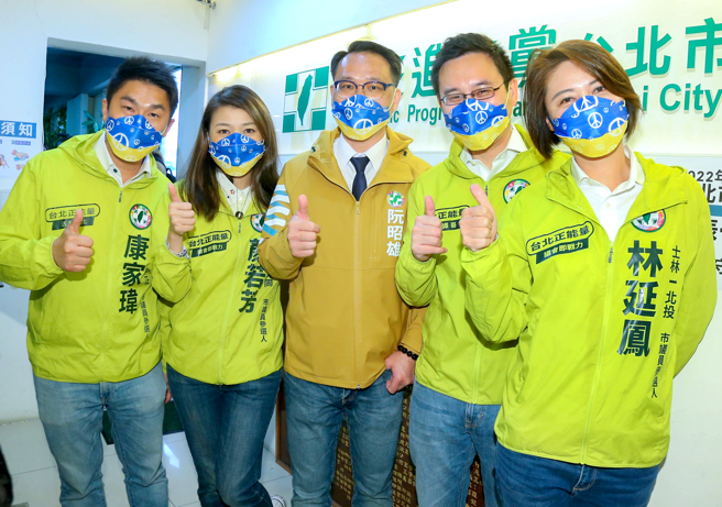 民进党台北市议员阮昭雄（中）22日率「台北好政连线」4名议员拟参选人中正万华康家玮（左起）、中山大同顏若芳、大安文山赵怡翔、士林北投林延凤等，在民进党台北市党部初选办理联合登记，并呼口号希望可以在选战中脱颖而出。（粘耿豪摄）