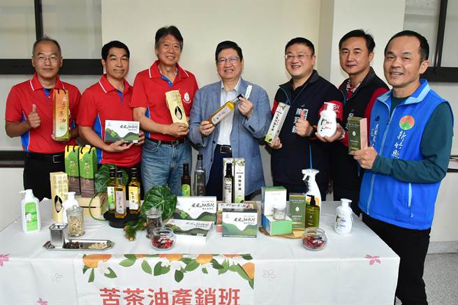 峨眉苦茶油产销班夺全国优良产销班，峨眉出身的县长杨文科（中）感到与有荣焉。（罗浚滨摄）