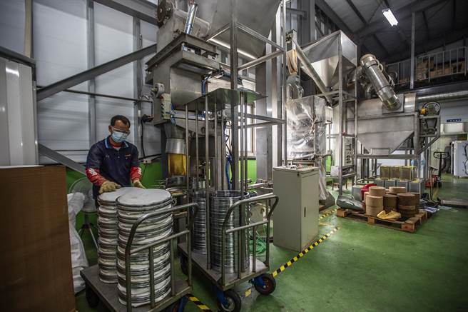   峨眉苦茶油产销班设立「赤柯山油茶工坊」，以自动化生产机具，每天可制造1公吨优质纯正的苦茶油。（罗浚滨摄）
