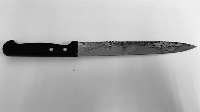 警方查扣涉案凶刀。（廖素慧翻攝）