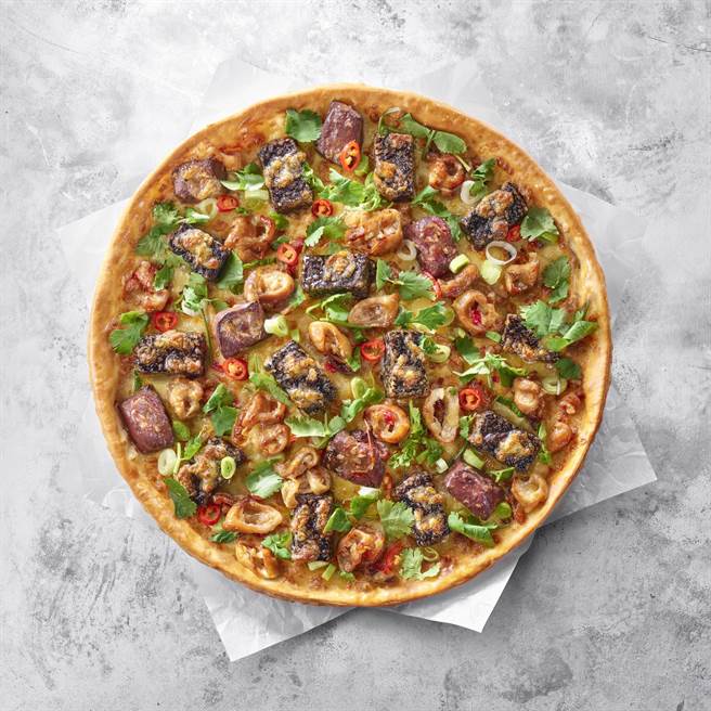 必胜客「香菜猪血糕五更肠旺比萨」不仅有香菜猪血糕比萨中的经典食材，还新加入了Q弹猪大肠、滑嫩猪血、特调五更酱汁，让经典台式料理「五更肠旺」在比萨饼皮上神奇还原。（必胜客提供）