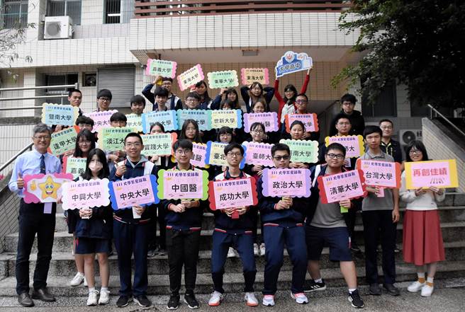 111学年度大学繁星推荐放榜，大甲高中共71人录取大学，人数超越去年。（大甲高中提供）