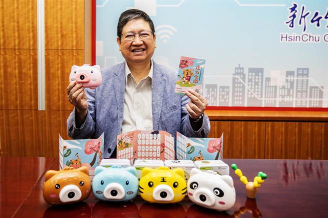 新竹县文化局举办悦读集点换好礼活动，县长杨文科欢迎小朋友参加阅读集点，有机会换到泡泡相机、减压玩具、液晶手绘版等文具礼品。（罗浚滨摄）