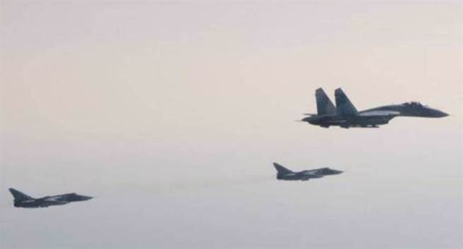 俄罗斯两架苏（SU）-27和两架SU-24战机3月2日侵入瑞典波罗的海领空，图为瑞典战机拍摄的入侵领空俄罗斯战机照。（瑞典国防军官网）
