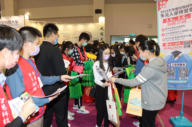 旺旺中時媒體集團每年所舉辦的大學暨技職校院多元入學博覽會，提供學子多元升學服務。(大學博覽會執委會提供)