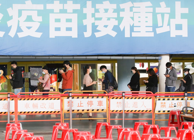 指挥中心表示，第28期疫苗明起3阶段预约，1922平台4月起停止运作。（图／示意图，记者陈俊吉摄影）