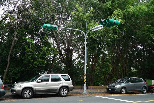 南投县草屯镇草屯国小靠近玉屏路的围墙边，有一支面向草屯国小的红绿灯，奇怪的是红绿灯位置路口两端，一边是学校围墙，另一边是公园的挡土墙。（吴建辉摄）