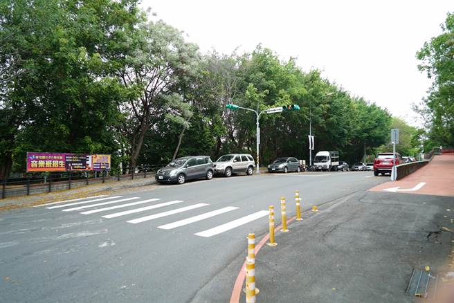 这只面壁的红绿灯就设置在草屯玉屏路与大成街口，但是面壁红绿灯距离路口与斑马线至少15公尺，而该路口却还有另外一支红绿灯。（吴建辉摄）