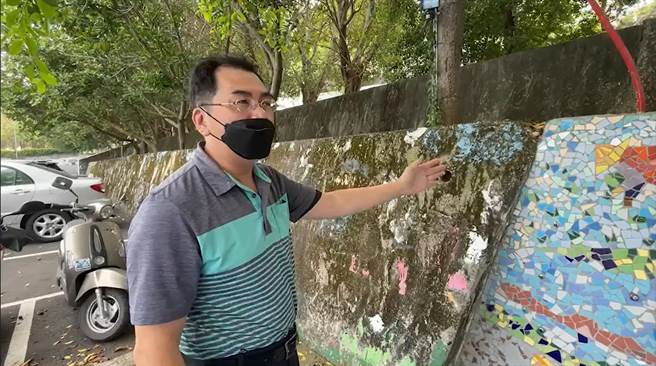 草屯国小教务主任王丰彬表示，面壁红绿灯下以前确实有一个路口，是早年学校在玉屏路上设置的侧门，921后因地势隆起，形成落差超过４公尺的高低差，因此决议将其封闭，演变成有面壁红绿灯的奇景。（吴建辉摄）