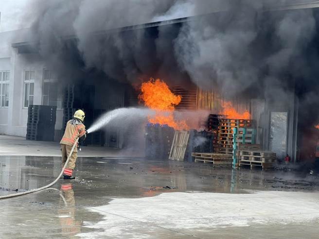 台南麻豆一家交通物流公司倉庫22下午1點多發生火警，幸好員工都安全疏散。（讀者提供／劉秀芬台南傳真）