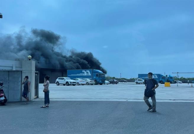 台南麻豆一家交通物流公司倉庫22下午1點多發生火警，幸好員工都安全疏散。（讀者提供／劉秀芬台南傳真）